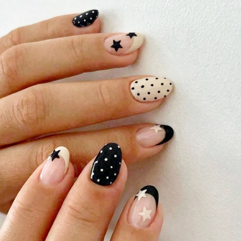 Kreatives Kunstnagelset mit Sternen- und Pünktchen-Design Karnz