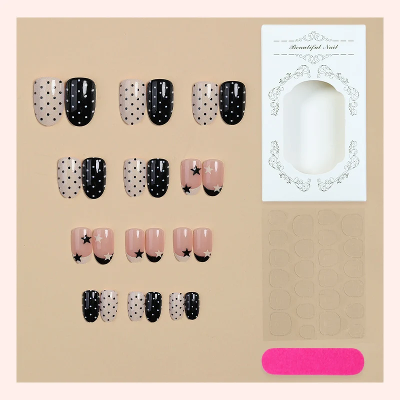 Kreatives Kunstnagelset mit Sternen- und Pünktchen-Design Karnz