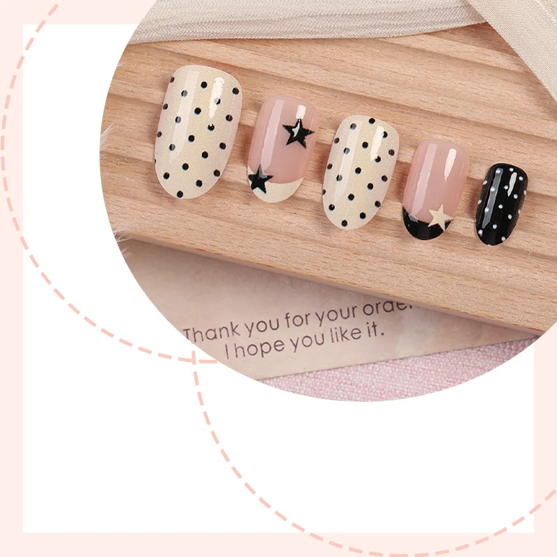 Kreatives Kunstnagelset mit Sternen- und Pünktchen-Design Karnz