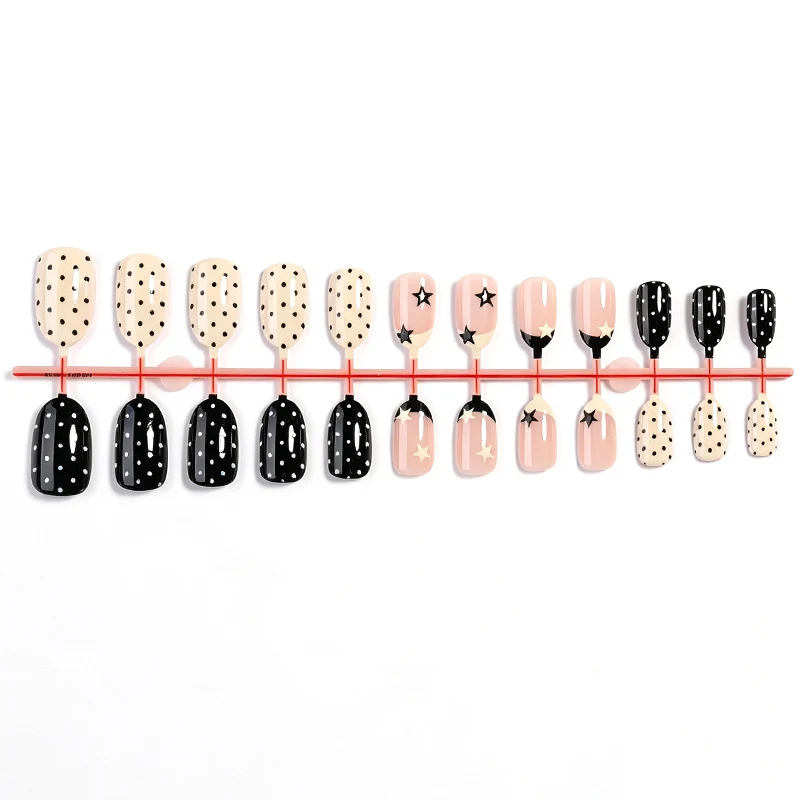 Kreatives Kunstnagelset mit Sternen- und Pünktchen-Design Karnz