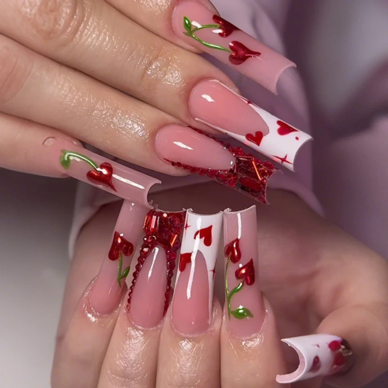 Kreatives Kunstnagelset mit romantischen Herzmotiven und Glitzerakzenten Karnz