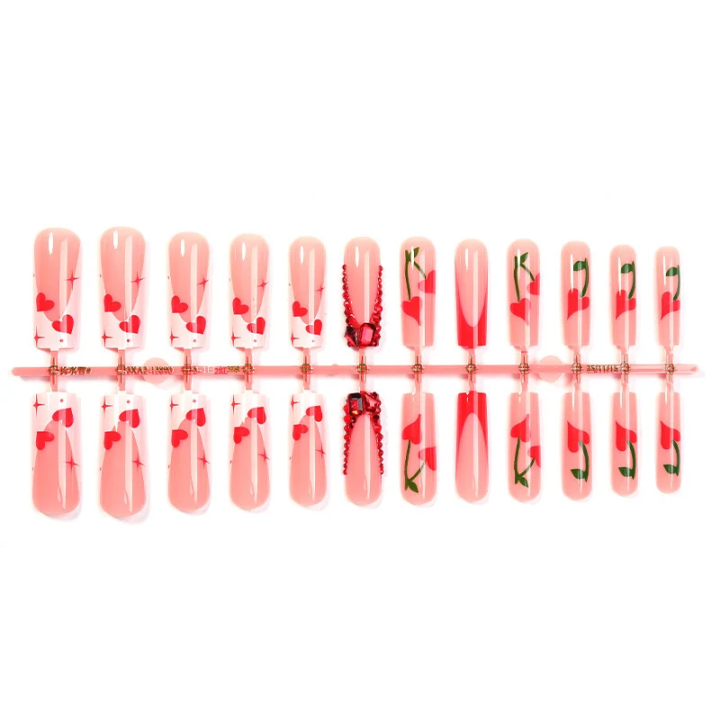 Kreatives Kunstnagelset mit romantischen Herzmotiven und Glitzerakzenten Karnz