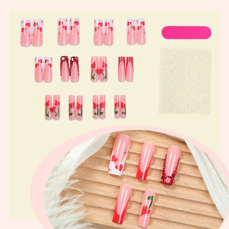 Kreatives Kunstnagelset mit romantischen Herzmotiven und Glitzerakzenten Karnz