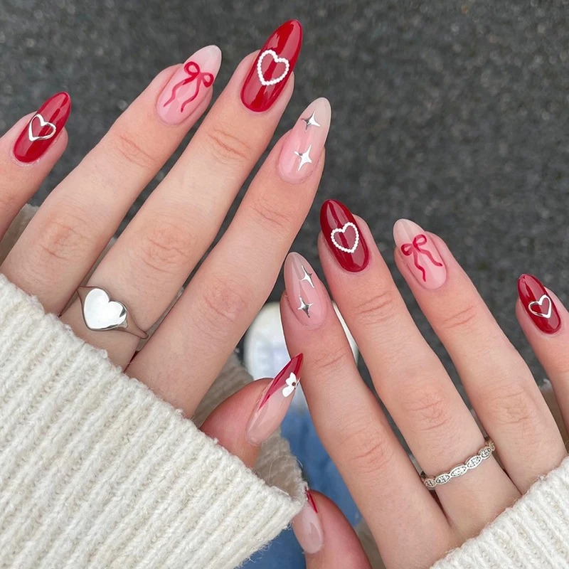 Kreatives Kunstnagelset mit romantischen Akzenten Karnz