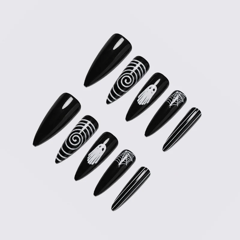 Kreatives Kunstnagelset mit mystischen Motiven Karnz