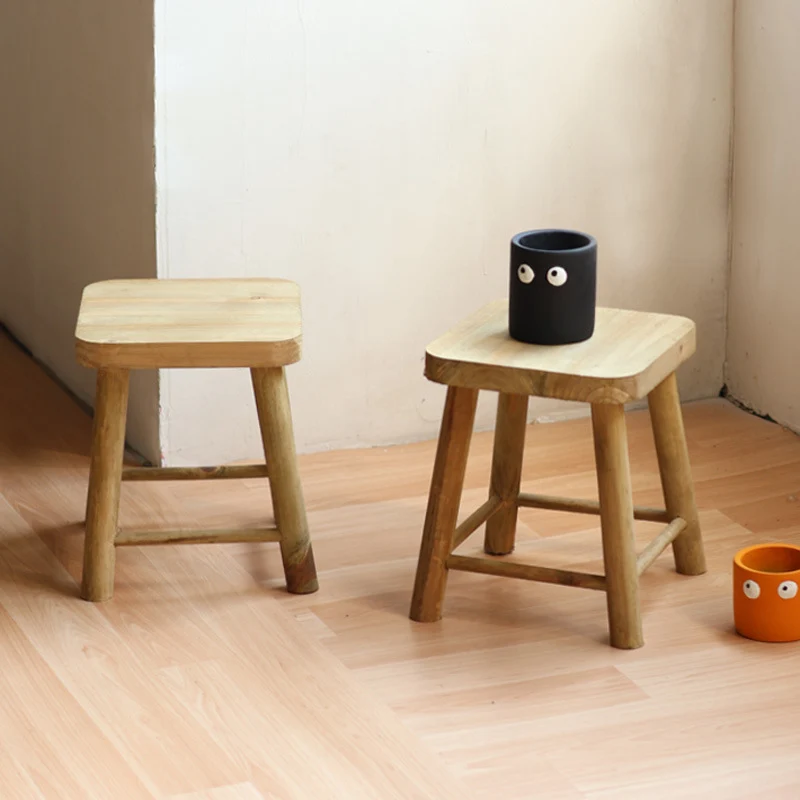 Robuster Hocker aus Massivholz Karnz
