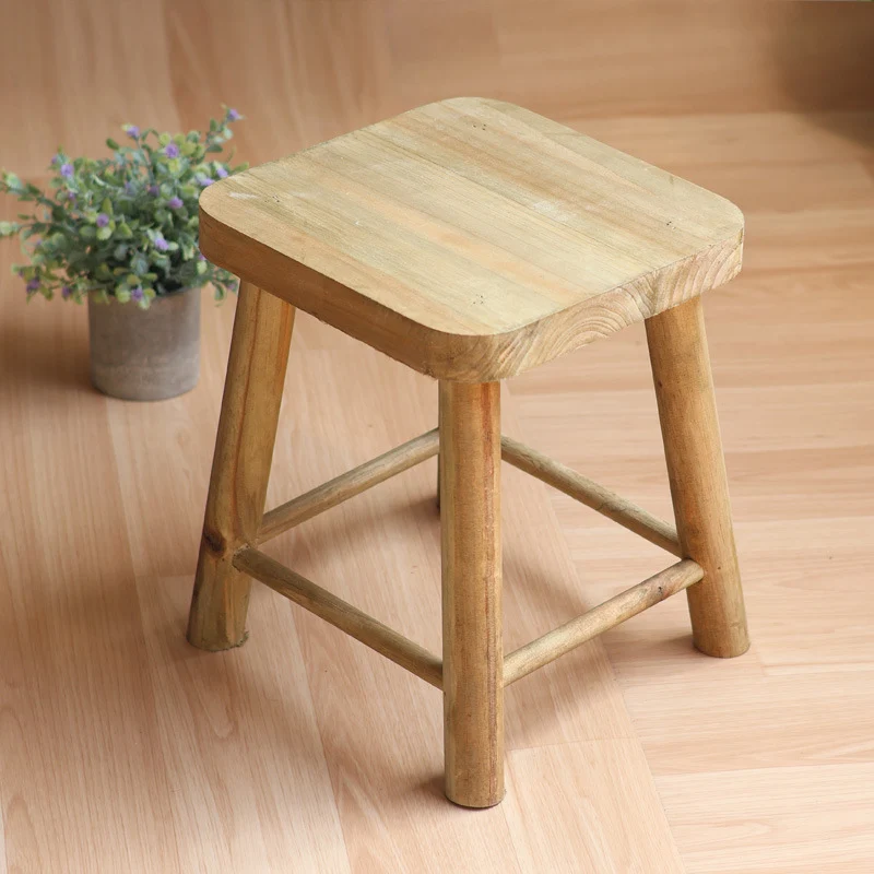 Robuster Hocker aus Massivholz Karnz