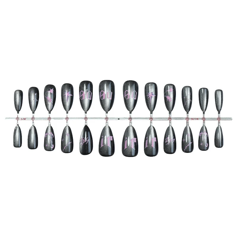 Kreatives Kunstnagelset mit mystischen Designs Karnz