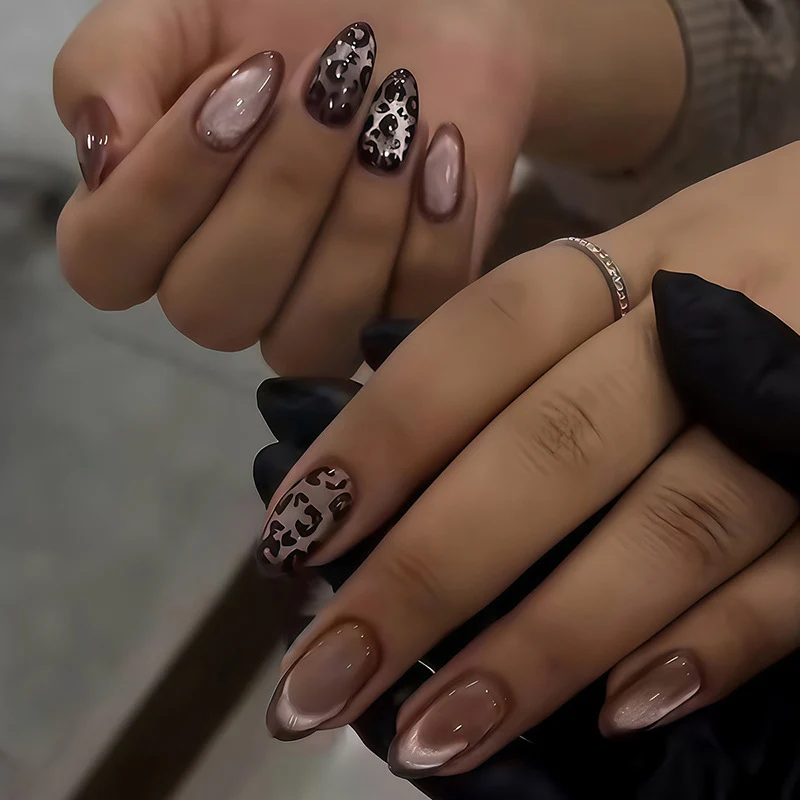 Kreatives Kunstnagelset mit modernen Leopardenakzenten Karnz