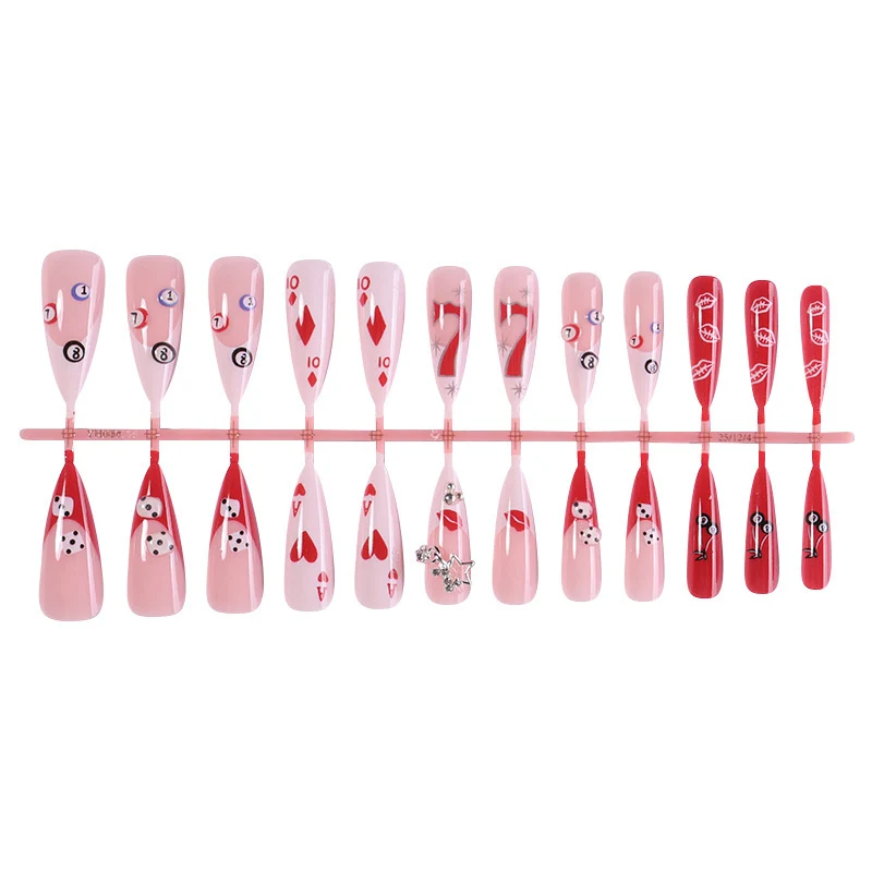 Kreatives Kunstnagelset mit Mischmotiven Karnz