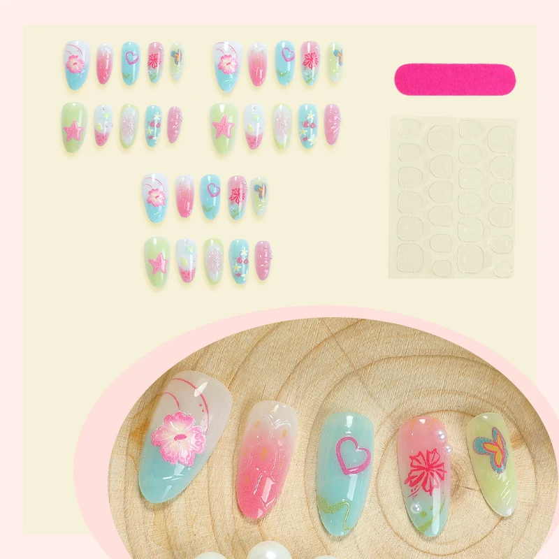kreatives Kunstnagelset mit maritimen Motiven und funkelnden Akzenten Karnz