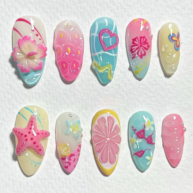 kreatives Kunstnagelset mit maritimen Motiven und funkelnden Akzenten Karnz