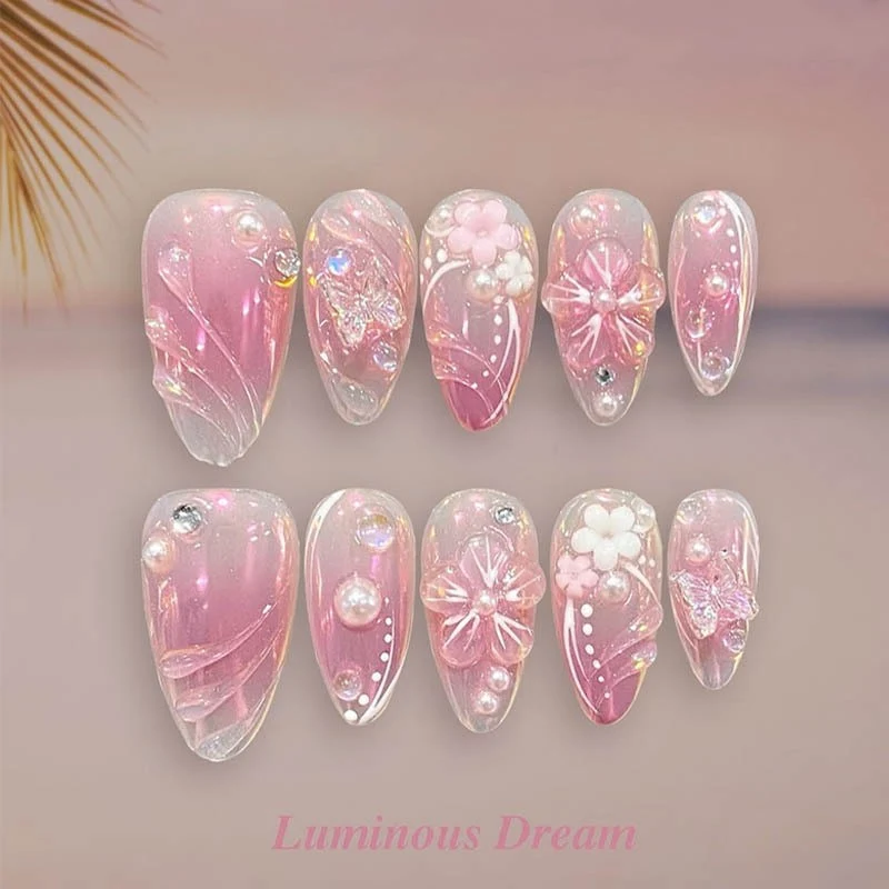 kreatives Kunstnagelset mit maritimen Motiven und funkelnden Akzenten Karnz