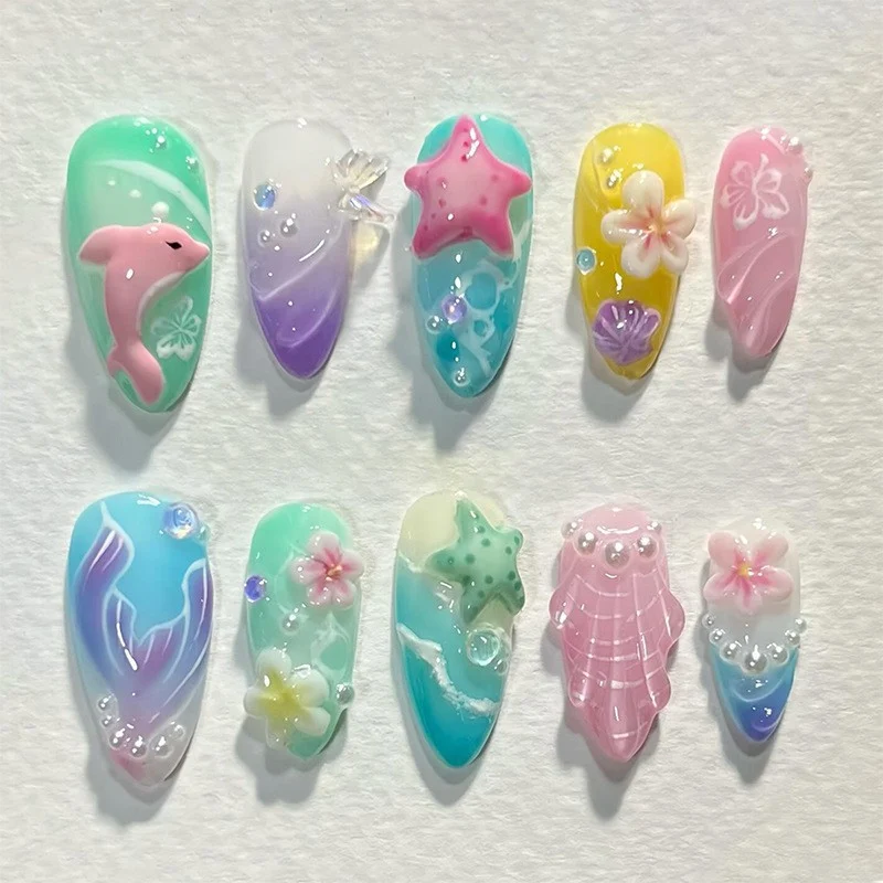 kreatives Kunstnagelset mit maritimen Motiven und funkelnden Akzenten Karnz