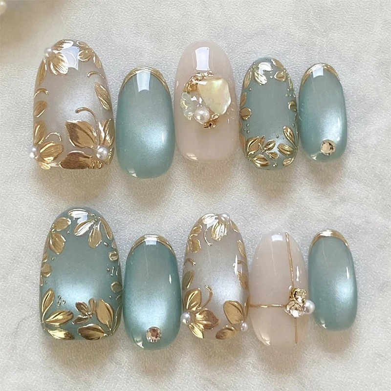 kreatives Kunstnagelset mit maritimen Motiven und funkelnden Akzenten Karnz
