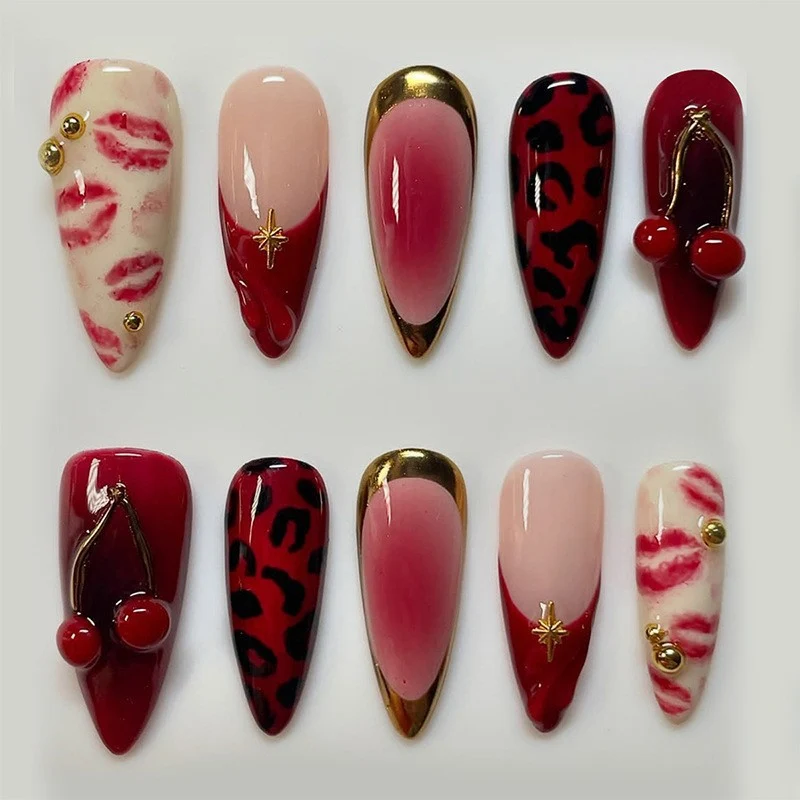 kreatives Kunstnagelset mit maritimen Motiven und funkelnden Akzenten Karnz