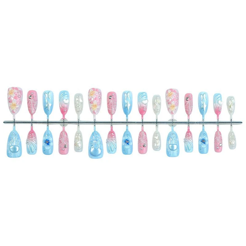 kreatives Kunstnagelset mit maritimen Motiven und funkelnden Akzenten Karnz