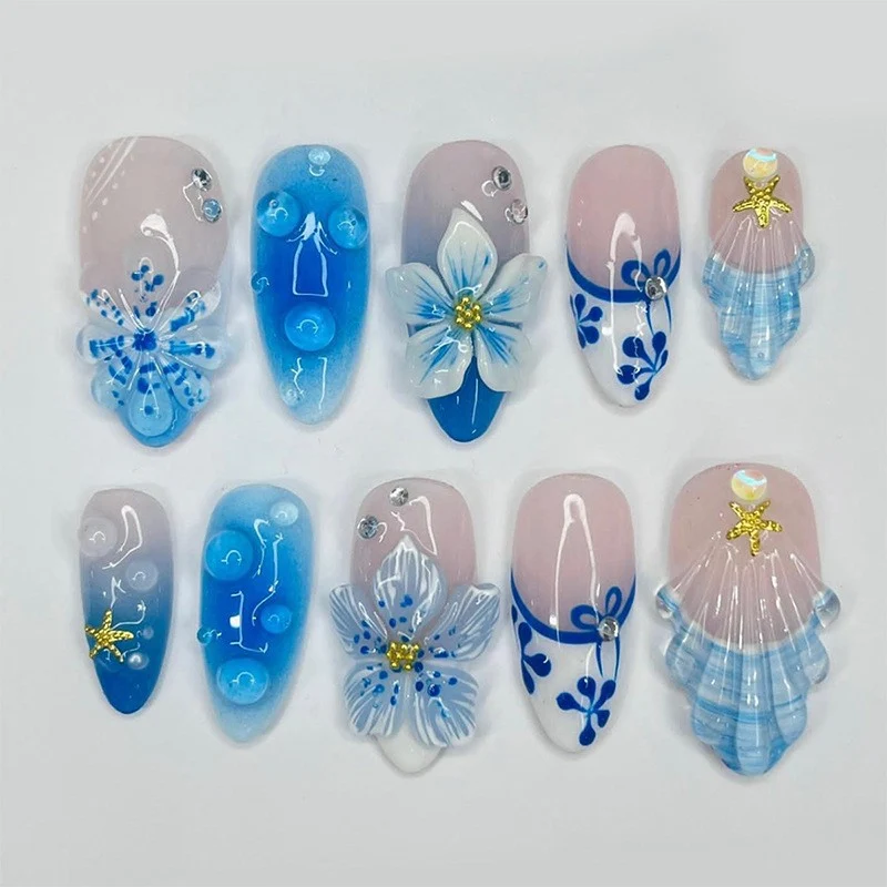 kreatives Kunstnagelset mit maritimen Motiven und funkelnden Akzenten Karnz
