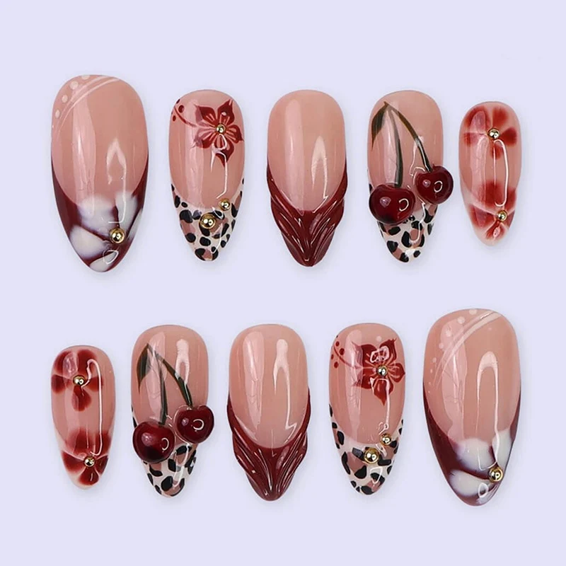 kreatives Kunstnagelset mit maritimen Motiven und funkelnden Akzenten Karnz