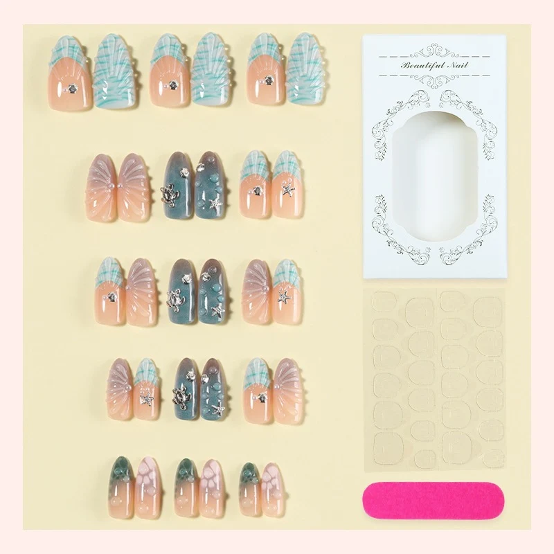 Kreatives Kunstnagelset mit maritimen Akzenten und Glitzerverzierungen Karnz
