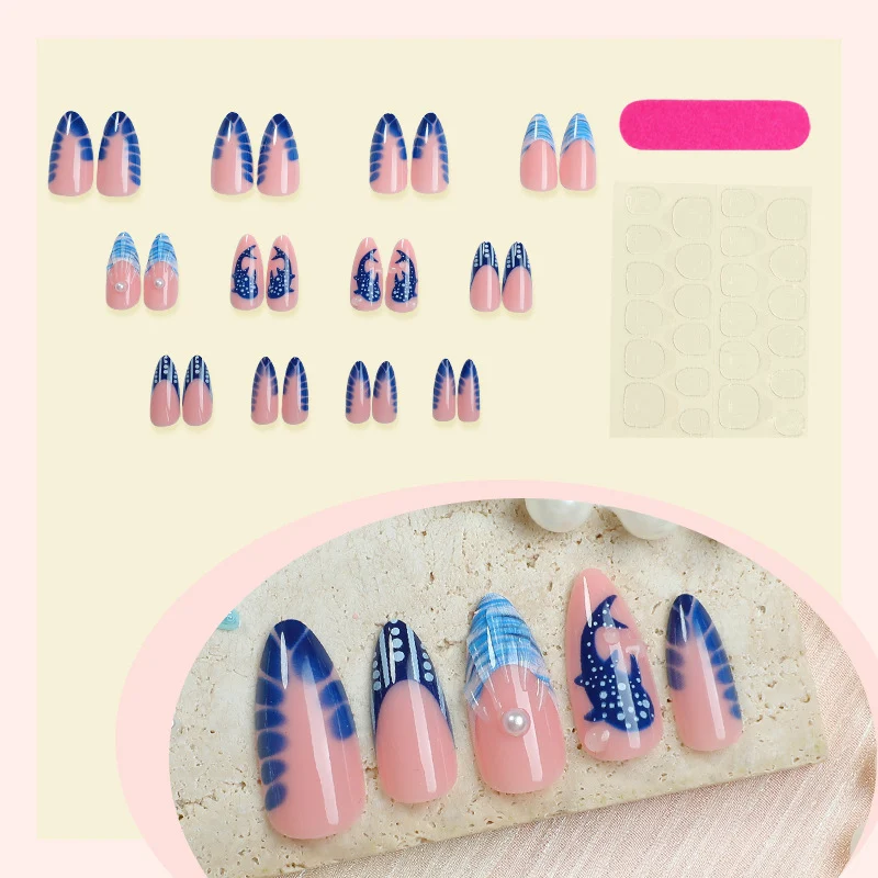 Kreatives Kunstnagelset mit maritimem Design und eleganten Akzenten Karnz