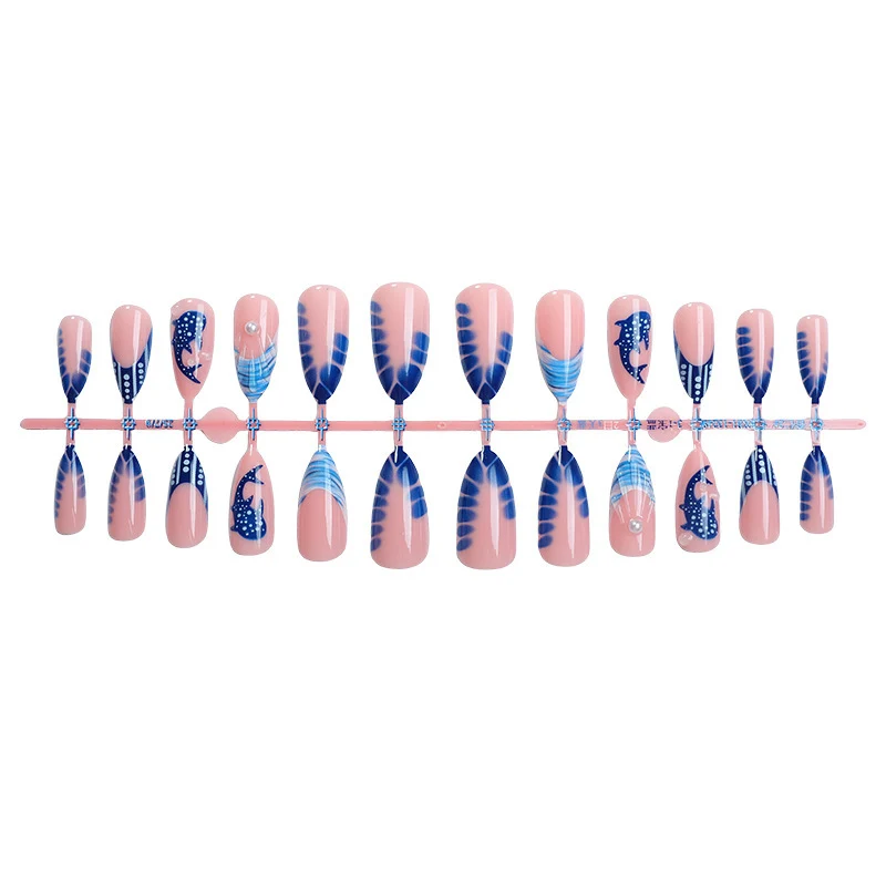 Kreatives Kunstnagelset mit maritimem Design und eleganten Akzenten Karnz