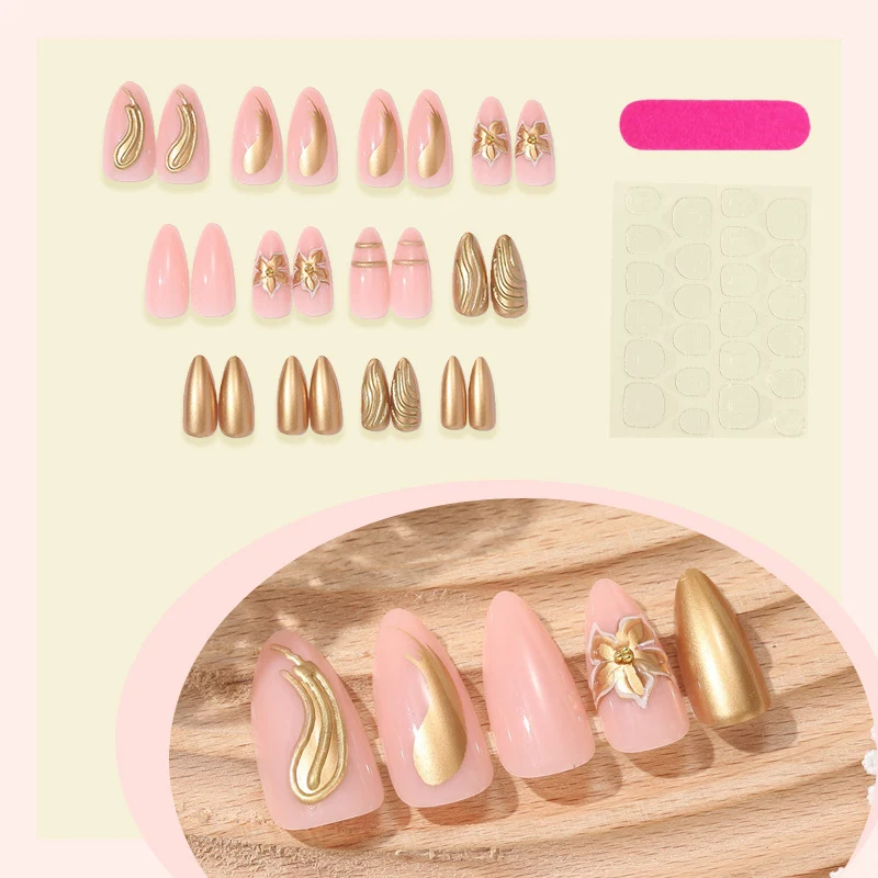 Kreatives Kunstnagelset mit luxuriösen Goldverzierungen Karnz
