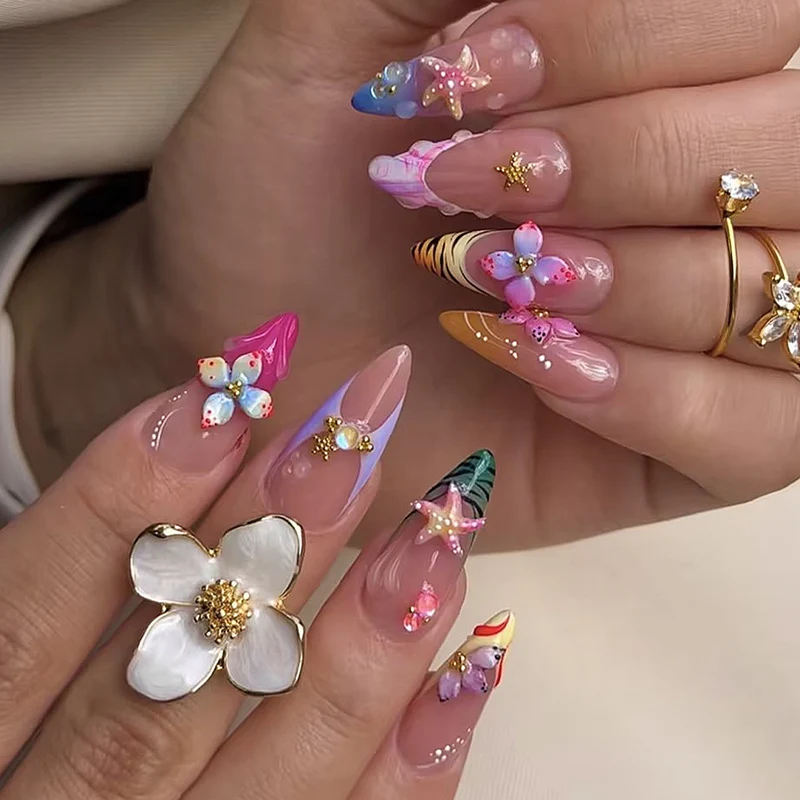 Kreatives Kunstnagelset mit luxuriösen Blüten- und Glitzerakzenten Karnz