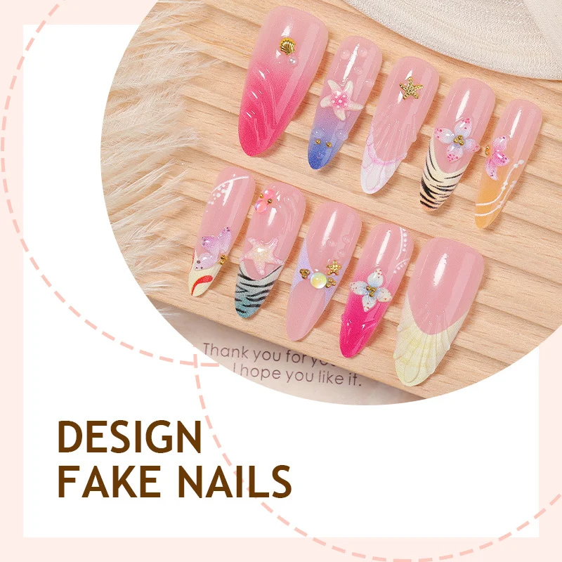 Kreatives Kunstnagelset mit luxuriösen Blüten- und Glitzerakzenten Karnz