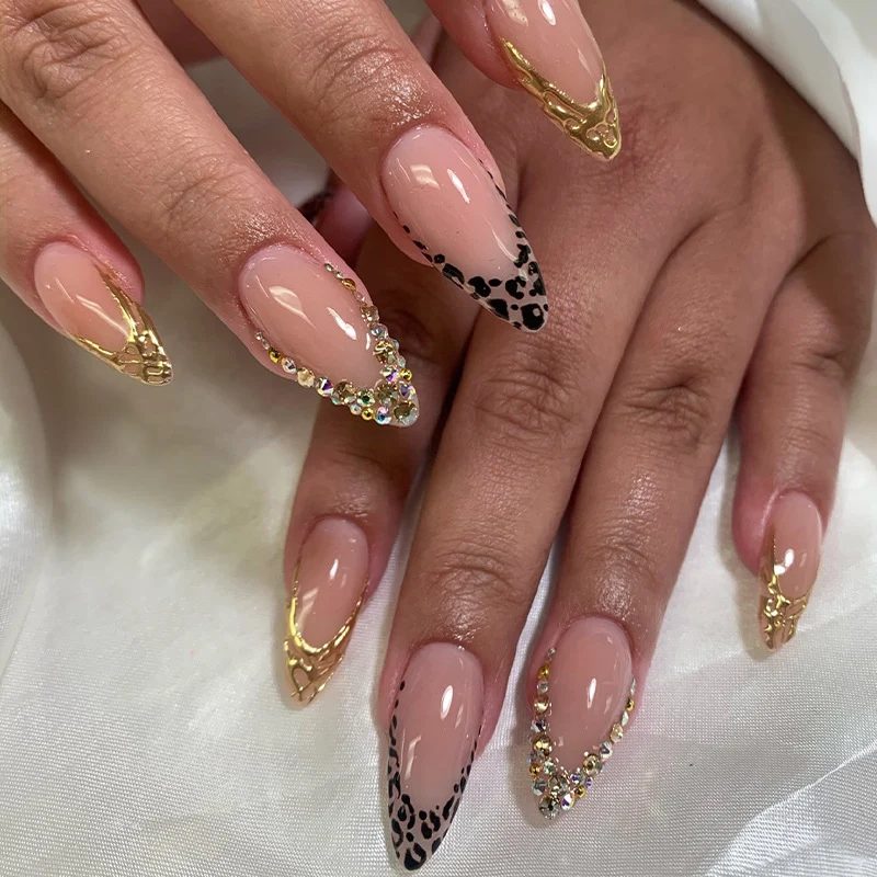 Kreatives Kunstnagelset mit luxuriösen Blumen- und Glitzerakzenten Karnz