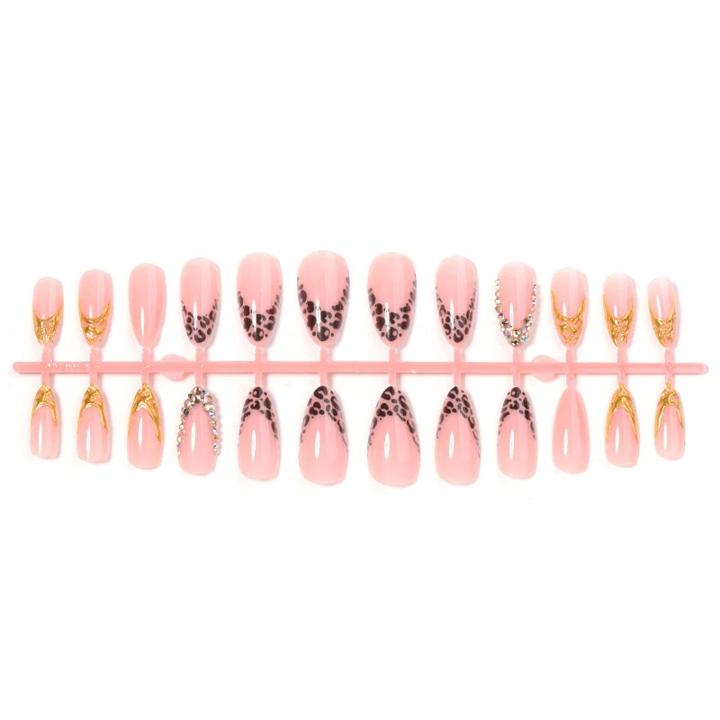 Kreatives Kunstnagelset mit luxuriösen Blumen- und Glitzerakzenten Karnz
