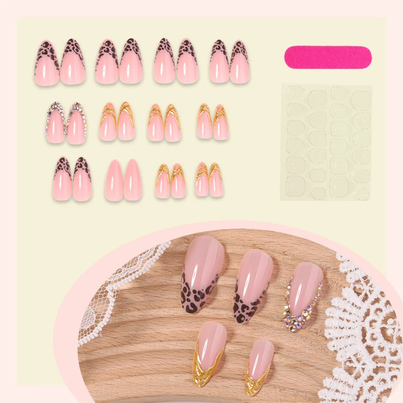 Kreatives Kunstnagelset mit luxuriösen Blumen- und Glitzerakzenten Karnz