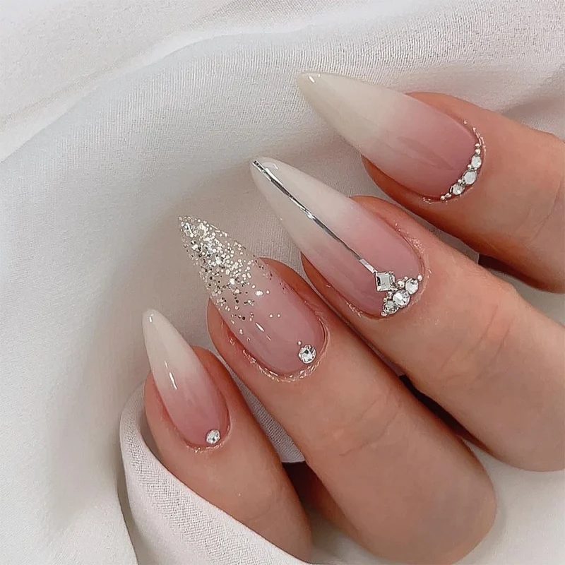 Kreatives Kunstnagelset mit Leopardenmuster und Glitzerakzenten Karnz