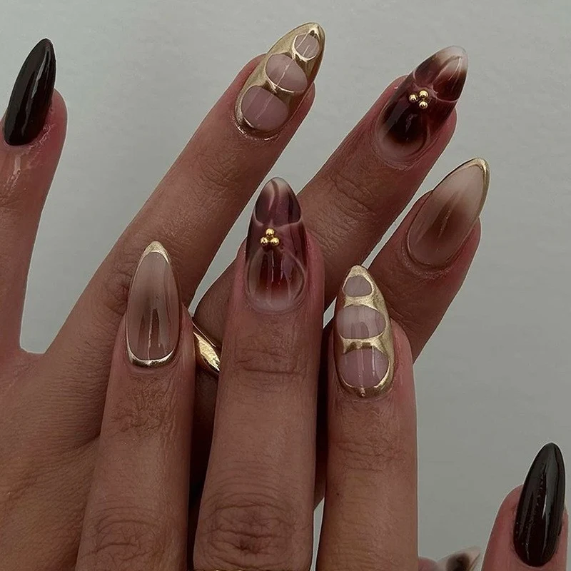 Kreatives Kunstnagelset mit Leopardenmuster und Glitzerakzenten Karnz
