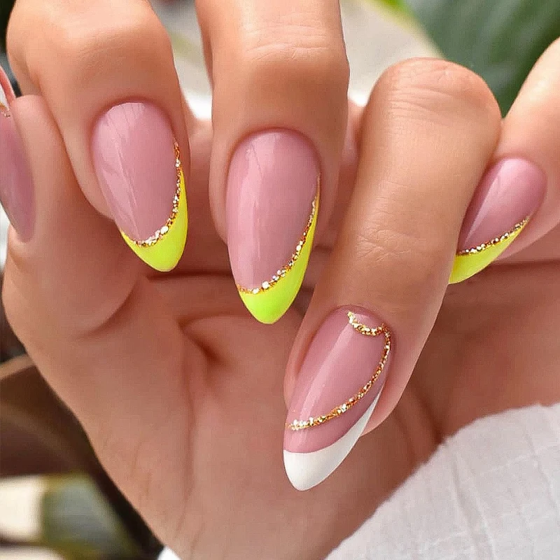 Kreatives Kunstnagelset mit Leopardenmuster und Glitzerakzenten Karnz