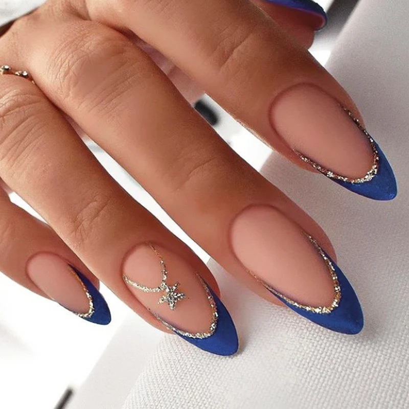 Kreatives Kunstnagelset mit Leopardenmuster und Glitzerakzenten Karnz