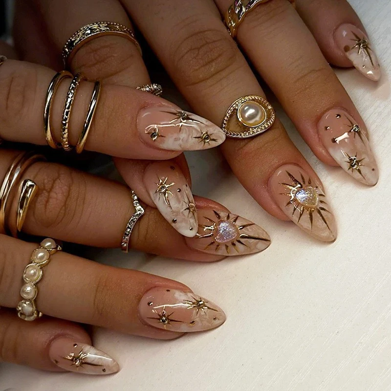 Kreatives Kunstnagelset mit Leopardenmuster und Glitzerakzenten Karnz