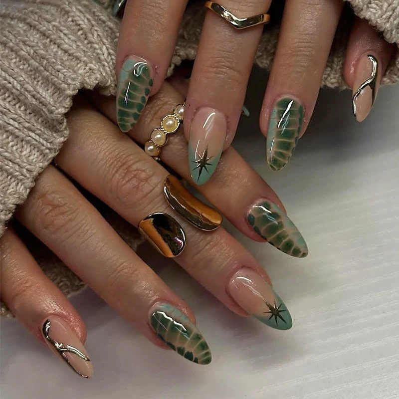 Kreatives Kunstnagelset mit Leopardenmuster und Glitzerakzenten Karnz