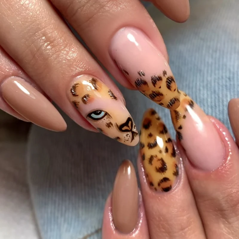 Kreatives Kunstnagelset mit Leoparden-Design und Glamourösen Akzenten Karnz