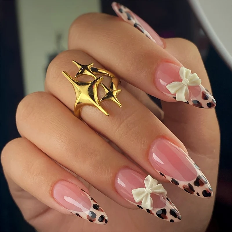 Kreatives Kunstnagelset mit lebhaftem Leopardenmuster und zarten Schleifen Karnz