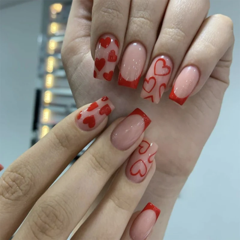 Kreatives Kunstnagelset mit Herzen und Spitzen Design Karnz