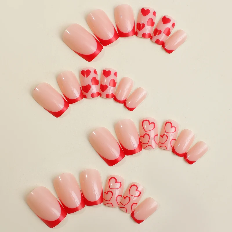 Kreatives Kunstnagelset mit Herzen und Spitzen Design Karnz