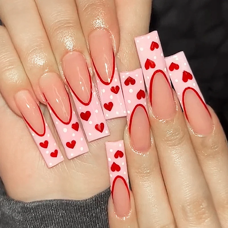 Kreatives Kunstnagelset mit Herzen- und Ombre-Design Karnz