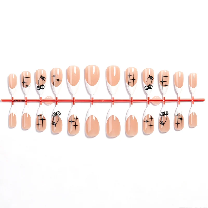 Kreatives Kunstnagelset mit handgezeichneten Motiven und French Tips Karnz