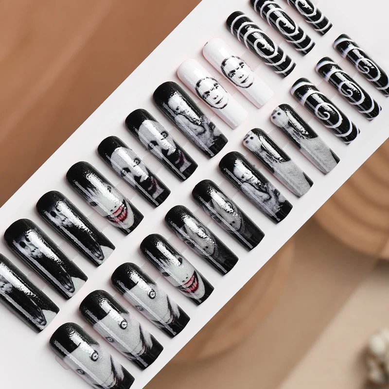 Kreatives Kunstnagelset mit gruseligen Designmotiven Karnz
