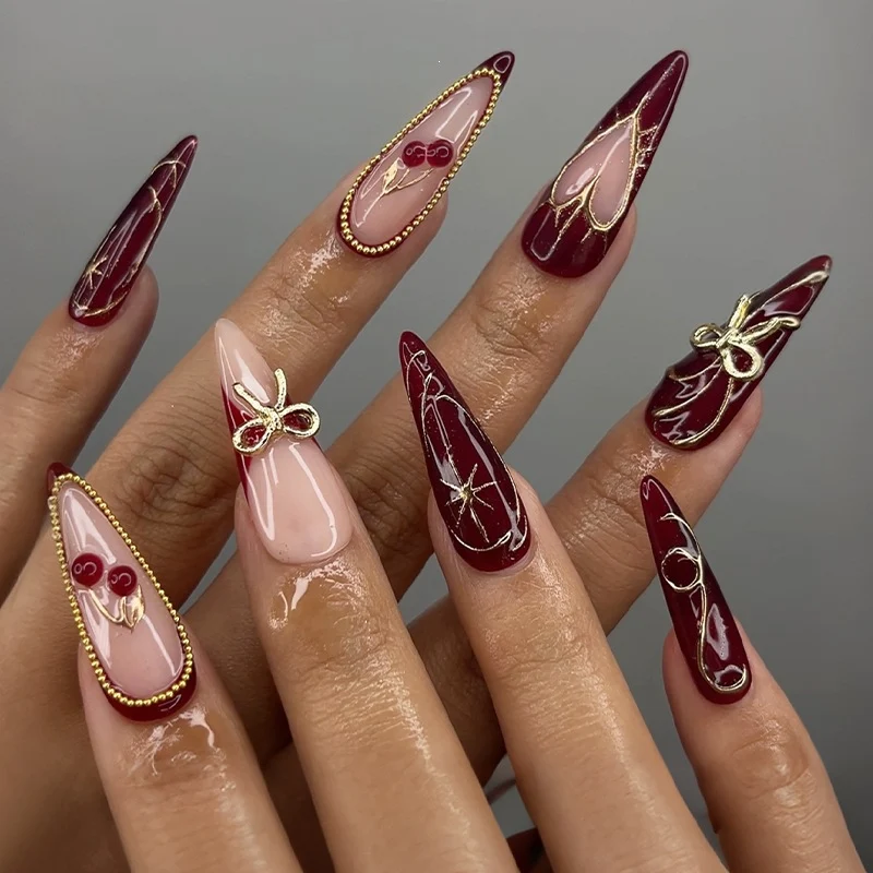 Kreatives Kunstnagelset mit Glitzerakzenten und eleganten Verzierungen Karnz