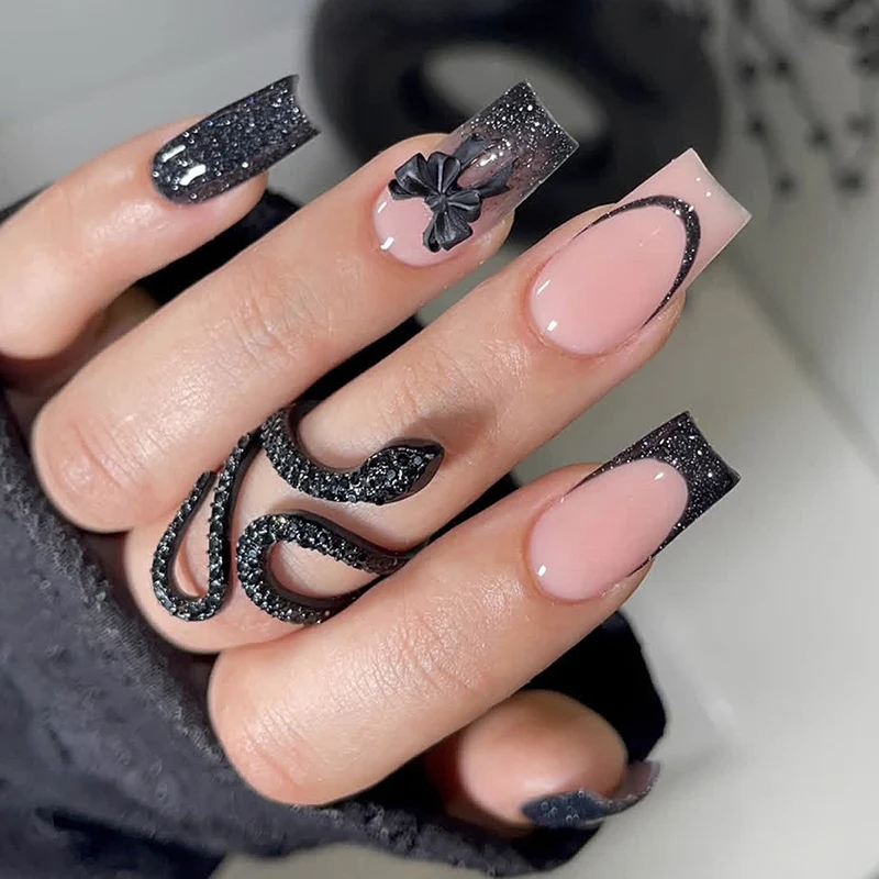 Kreatives Kunstnagelset mit Glamourösen Akzenten Karnz