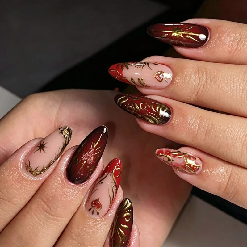 Kreatives Kunstnagelset mit Glamourösem Blüten- und Verzierungsdesign Karnz