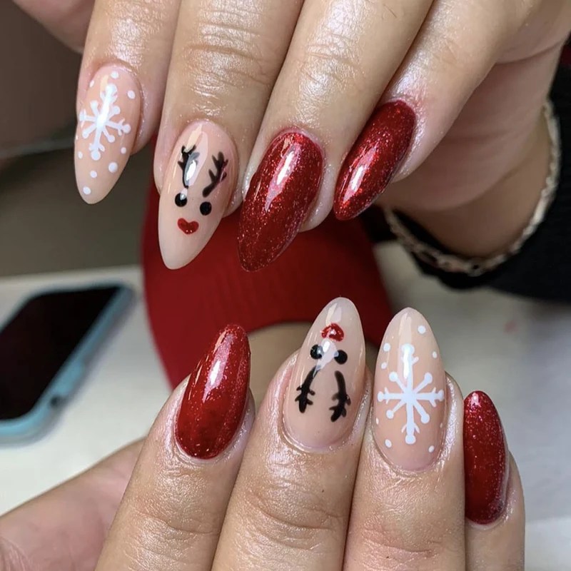 Kreatives Kunstnagelset mit funkelnden Glitzer- und festlichen Motiven Karnz