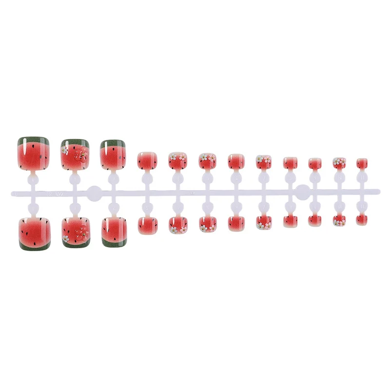Kreatives Kunstnagelset mit fröhlichen Wassermelonenmotiven und zarten Blütenakzenten Karnz